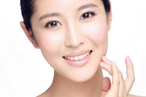 抗衰老是女人终生的追求，敏感肌肤应该如何护肤抗老？