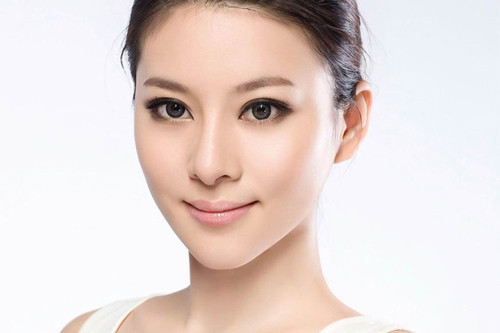 抗衰老是女人终生的追求，敏感肌肤应该如何护肤抗老？